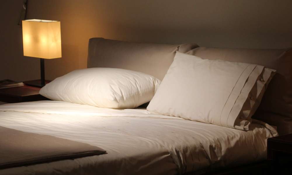 How to arrange pillows to sleep upright